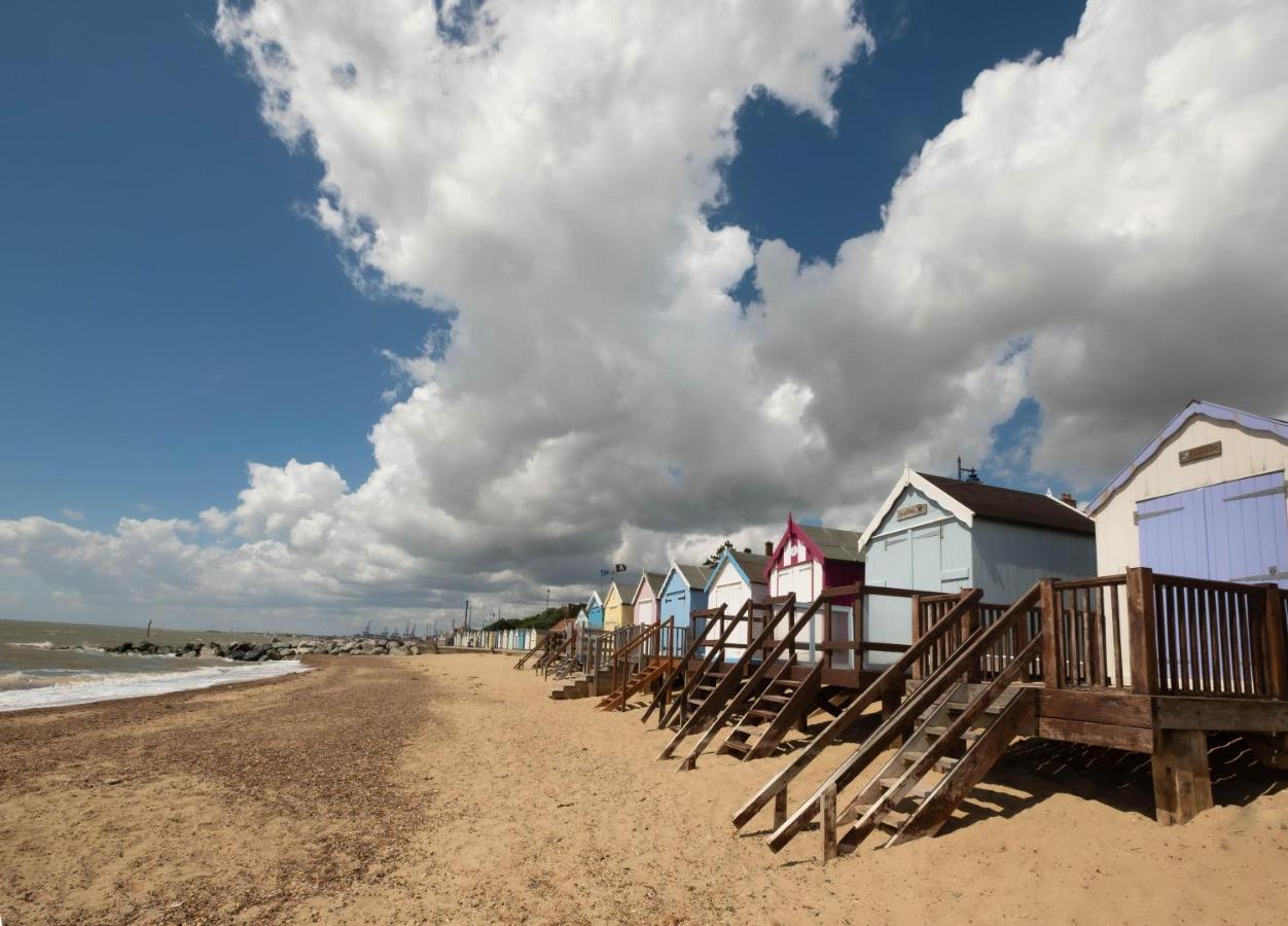 Luxury Lodge At Suffolk Sands Holiday Park Ref 45009Mv Felixstowe Exterior photo
