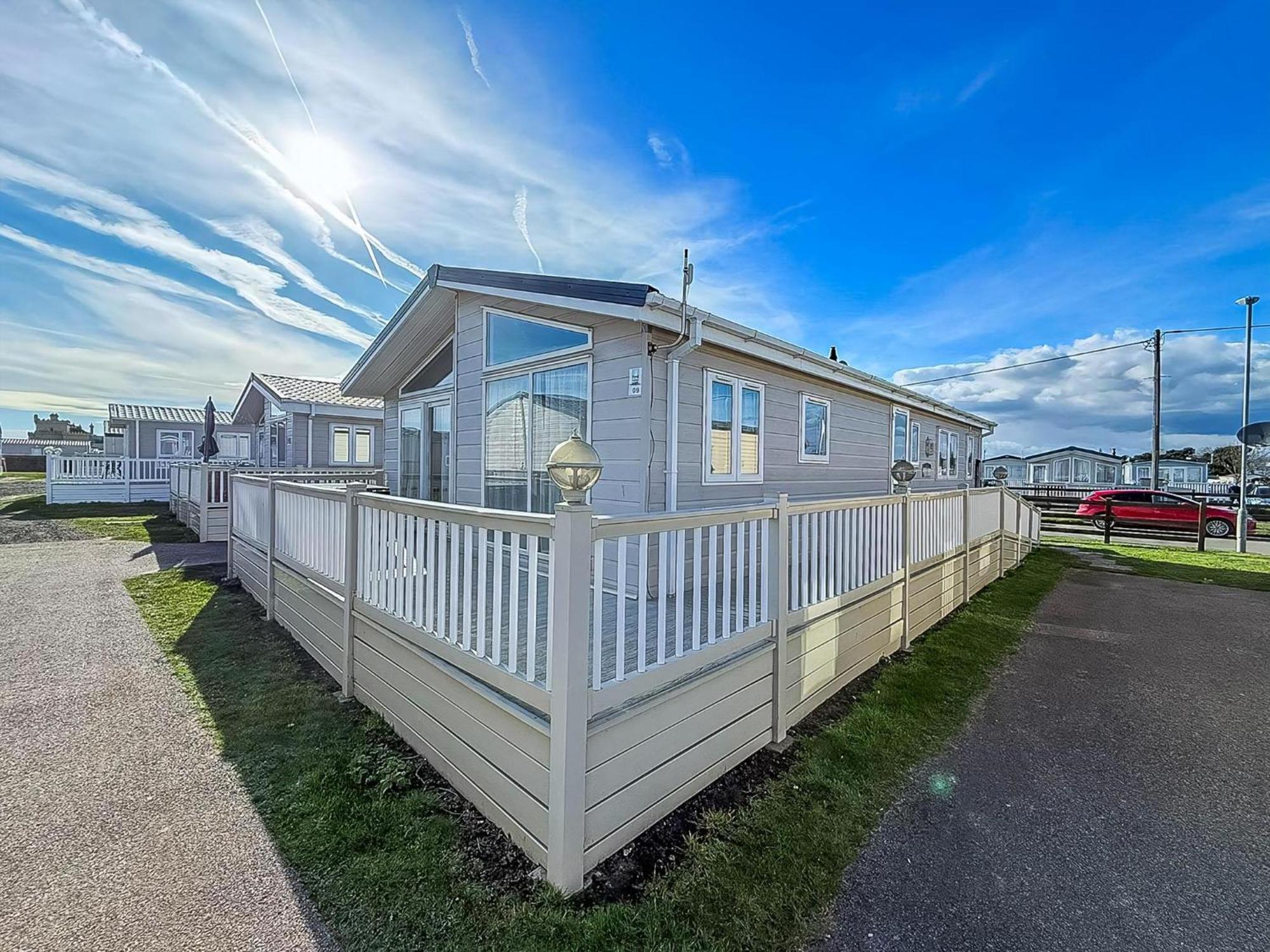 Luxury Lodge At Suffolk Sands Holiday Park Ref 45009Mv Felixstowe Exterior photo